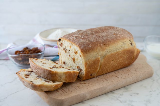 Pane con uvetta: la ricetta del lievitato soffice e goloso - Ricettefacili.info