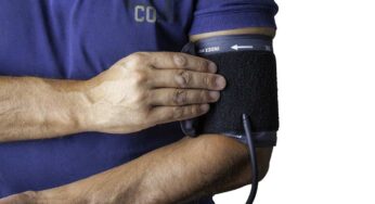 Pressione sanguigna alta: le 11 cause più comuni dell’aumento quando fa caldo