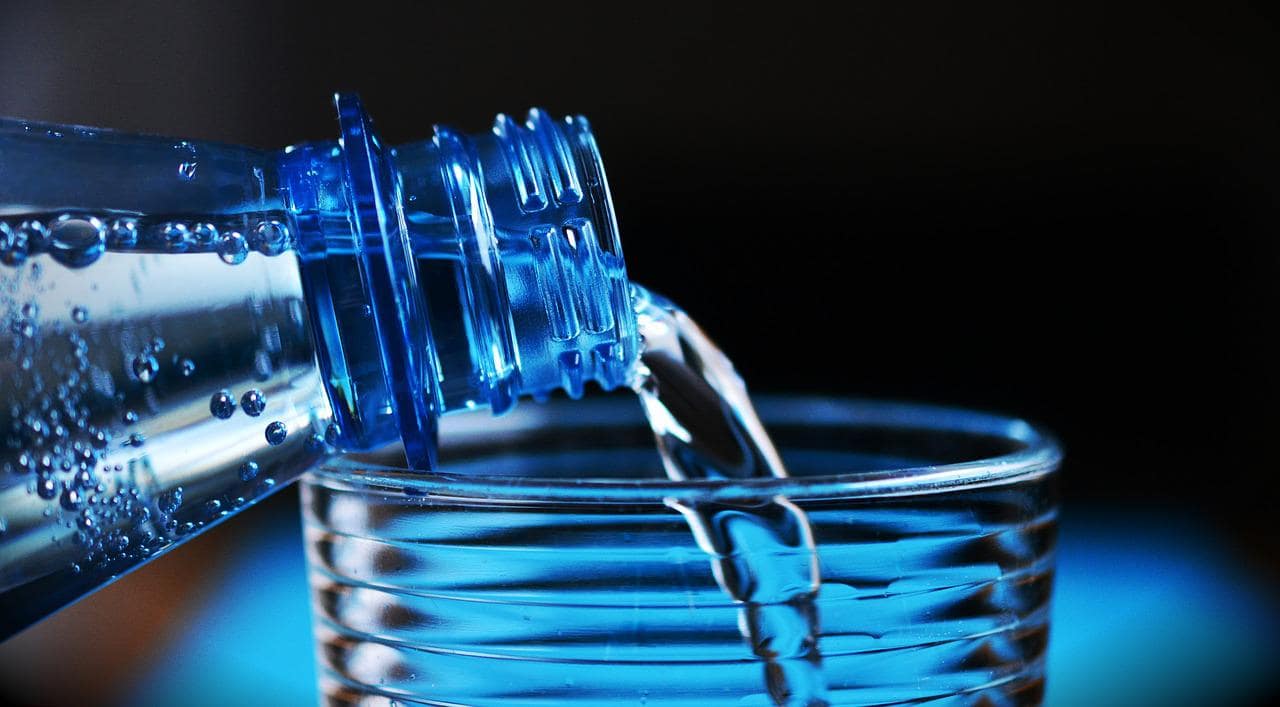 Bere 2 bicchieri di acqua naturale 10 minuti prima di dormire. Cosa succede al cuore, alla glicemia e al colesterolo