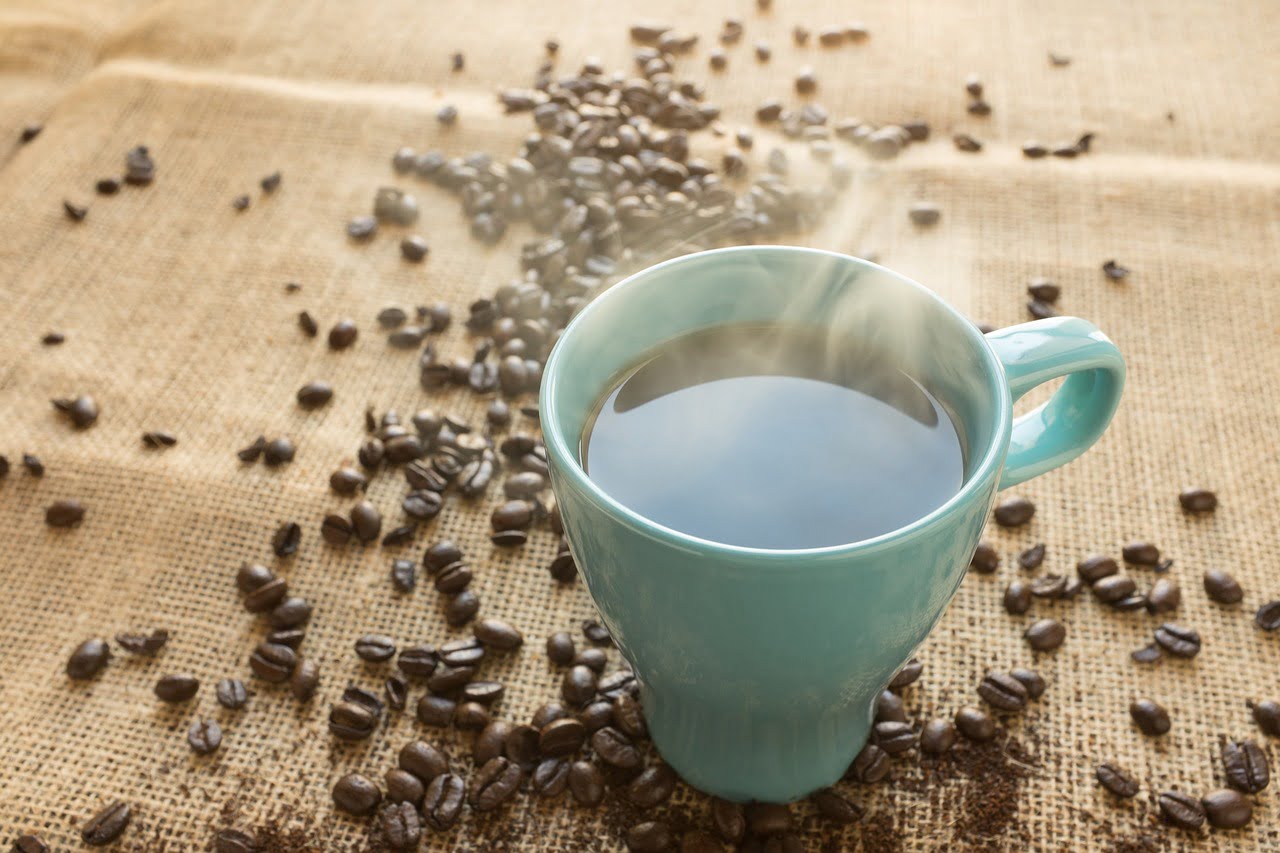 Cosa succede a chi beve caffè tutti i giorni con ipertensione e glicemia? Il caffè è la bevanda con cui molti identificano l’idea di pausa o di gratificazione. E’ quindi particolarmente diffusa e molti ci concedono diversi caffè al giorno, legati al rito del risveglio, del break dal lavoro o dallo studio, o magari come qualcosa da consumare durante un appuntamento o da accettare a casa di qualcuno. Il risultato è che si bevono molti caffè ogni giorno, indipendentemente dallo stato di salute e spesso persino dalla voglia o meno che si ha di caffè. Perché diciamocelo: questa bevanda è soprattutto un’abitudine. Ma cosa succede a chi beve caffè tutti i giorni con ipertensione e glicemia? Ipertensione e caffè, quale correlazione? Il caffè non è la bevanda ideale nel caso si soffra di pressione alta, per almeno due motivi. Il primo è la sua capacità di agire direttamente sul cuore, accelerandolo, con effetti anche percepibili e molto simili al disagio. L’aumento di pressione è immediato e dura per poco tempo, e sembra che la caffeina abbia invece -sul lungo periodo- effetti regolatori sulla pressione sanguigna. Il secondo è che il caffè altera il ritmo circadiano, responsabile del ciclo sonno veglia, squilibrando numerose funzioni del nostro organismo. Diabete e glicemia, è possibile concedersi il caffè? In caso di diabete o altre situazioni per cui la glicemia vada tenuta a bada, il caffè è pure sconsigliato. In particolare ci si riferisce al caffè dopo il pasto, che influisce in maniera variabile sui livelli di glicemia. Il caffè dopo mangiato aumenta del 9% la glicemia se consumato a colazione, del 15% se consumato dopo pranzo e del 26% se assunto dopo cena. Diversi studi affermano che il consumo di caffeina però abbia degli effetti protettivi contro l’insorgenza del diabete mellito o di tipo 2. E’ vero che il caffè apporta una molecola in grado di regolare direttamente i livelli di glicemia, a patto ovviamente di non aggiungere zucchero o miele nella bevanda. E’ importante anche non superare il quantitativo di 4/5 caffè al giorno, sia per limitare i danni in generale sia per evitare in particolare effetti sulla pressione sanguigna e sulla glicemia.