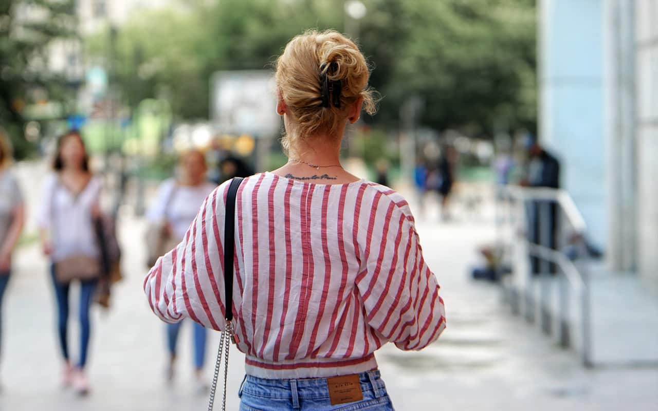 Problemi di cervicale, come risolverli mangiando bene. Incredibile La cervicale è una vera croce per moltissime persone. Infiammandosi può causare disturbi vari, spesso difficilmente riconducibili al collo. Potresti sentire un indolenzimento al viso e ai muscoli buccinatori, quindi alla bocca, e non pensare che tutto dipenda dal collo. Oppure avvertire un senso di nausea. I sintomi più comuni sono ovviamente il dolore in loco e il mal di testa, ma la cervicale può causare anche capogiri, perdita di senso dell’orientamento, confusione e svenimenti. Oltre a proteggersi da correnti d’aria, mantenere una corretta mobilità del collo attraverso esercizi appositi e massaggi, è possibile anche curarsi a tavola. E’ infatti possibile arginare i problemi di cervicale mangiando bene: ecco come. Cervicale, come sfiammarla a tavola Prima di ricorrere i farmaci, o addirittura in via preventiva, prova ad inserire nella tua alimentazione dei cibi dal naturale potere antinfiammatorio. Se ti sembra impossibile che un alimento abbia tali proprietà, basta che ti fermi a considerare come tutto, compreso il tuo stesso corpo, non sia altro che il risultato di una serie di processi chimici. Per questo un campo può essere una vera e propria farmacia a cielo aperto, come d’altronde è stata per secoli. Uno dei più noti alimenti con virtù antinfiammatorie è lo zenzero, grazie al suo contenuto di gingerolo, in grado di contrastare i dolori articolari. Combattere i problemi di cervicale con la natura Un gustoso prodotto dalle proprietà anti-infiammatorie che sta per giungere a maturazione sono le amarene, tanto potenti da lenire anche i problemi di artrite e gotta. Anche aggiungere la curcuma può dare, oltre che aroma, persino sollievo. Potete inoltre fare il pieno di Omega 3, reperibili nei semi di lino o nelle noci, utili a spegnere le infiammazioni di varia natura. Anche una tazza di tè nero può fungere da antinfiammatorio, con in più un meraviglioso e rapido effetto analgesico in grado di attenuare il dolore da subito.