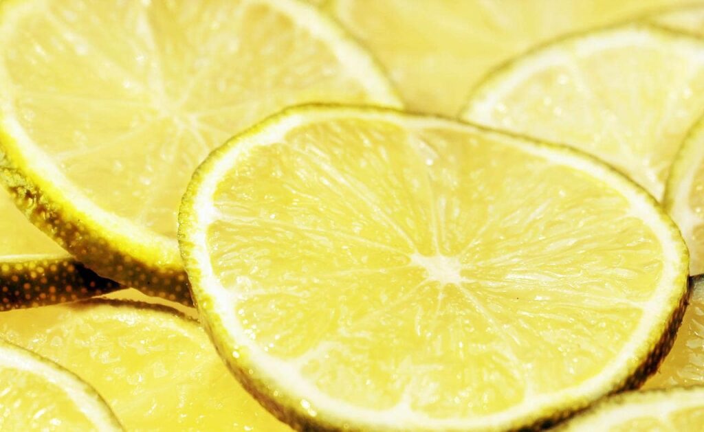 Mangiare il limone, insieme a questi alimenti, crea gravi reazioni al corpo, ecco cosa è stato scoperto