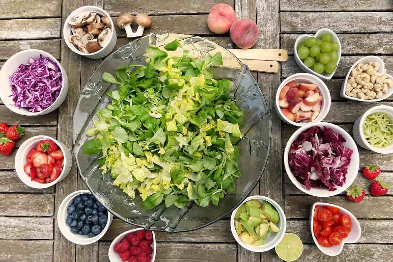 Non riesci ad andare in bagno? Ecco le verdure da mangiare per risolvere subito La stipsi è un problema che affligge molte persone, anche se in misura diversa. Può andare dalla semplice difficoltà -causando gonfiore, meteorismo, abbassamento delle difese immunitarie, leggera intossicazione, senso di pesantezza- fino al rappresentare un reale disturbo. Non sempre gestibile. Molte persone ricorrono ai farmaci a causa dell’entità del problema, senza comunque riuscire a risolvere. Fortunatamente modificando le basi della propria alimentazione -e preferibilmente anche lo stile di vita- il problema può essere notevolmente ridimensionato. Persino accantonato. Almeno fino a quando si mangiano queste verdure. Le migliori verdure per la regolarità intestinale Una buona alimentazione, indipendentemente dallo stato di salute attuale, prevede sempre una base principalmente vegetale, con la presenza di cereali, preferibilmente integrali. Tutto il resto è utile, ma non indispensabile, talvolta persino superfluo. Per comunicare questo messaggio è stata ideata la piramide alimentare, che riporta alla base i vegetali. Sul secondo gradino troviamo i cereali, come pane, pasta e riso, e sul terzo i condimenti -olio e burro. Le fibre non apportano solamente la gran parte dei nutrienti di cui il nostro corpo necessita, ma con la loro ricchezza di fibre aiutano anche a regolare l’attività intestinale. Quali verdure preferire per andare in bagno Per cominciare, è bene concedersi almeno una porzione di verdura ad ogni pasto, indifferentemente che sia cotta o cruda. Il miglior metodo di cottura resta quello al vapore, ideale per zucchine, broccoli, cavolfiori, spinaci, melanzane e carciofi. Ottimi anche i fagiolini e i finocchi, oltre ovviamente a tutti i legumi. Tra i frutti consigliati invece troviamo il kiwi, ottimo soprattutto a digiuno, oltre a pere, albicocche e fichi. Le prugne, sia fresche che secche, danno ottimi risultati. In realtà tutte le verdure hanno un buon quantitativo di fibre, quindi anche un minestrone rappresenta sempre una valida soluzione. Sono lassativi anche gli asparagi e la cicoria.