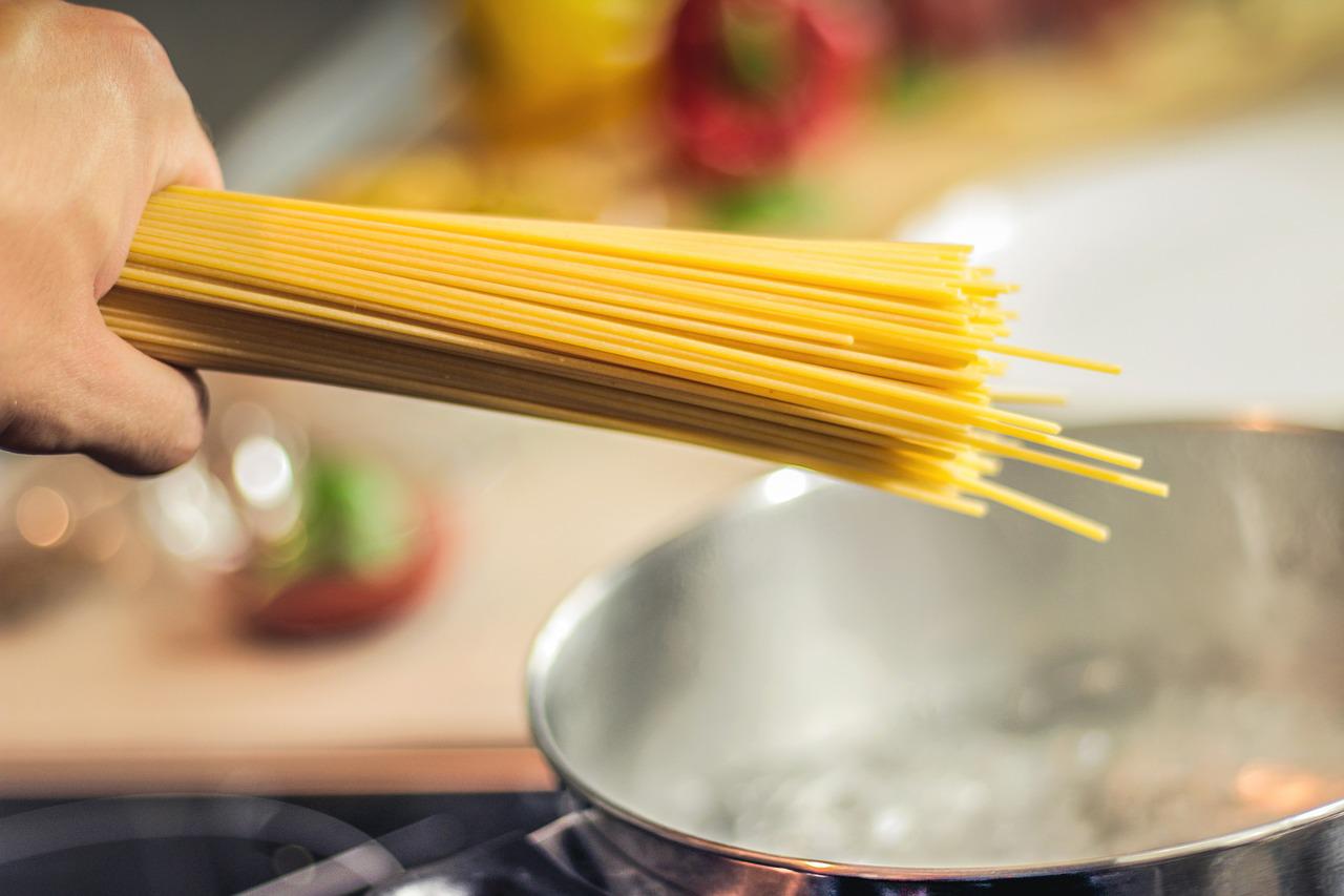 Stop agli sprechi, ecco come riutilizzare l'acqua di cottura della pasta: incredibile