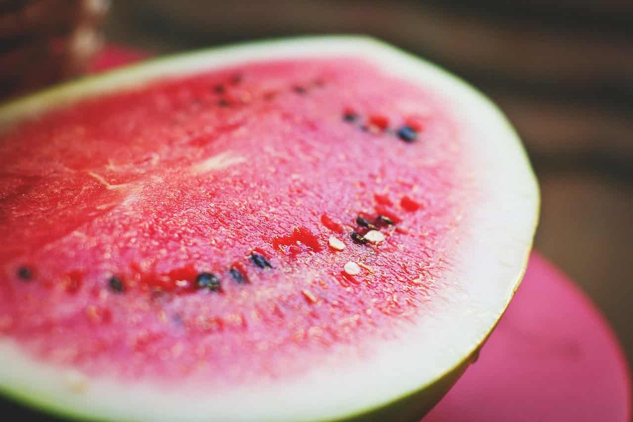 Cosa succede a chi mangia 500 grammi di anguria tutti i giorni? Ecco l’incredibile risposta L’anguria è il frutto simbolo dell’estate: colorato, succoso e rinfrescante, è impossibile resistergli durante una calda giornata al mare o dopo una passeggiata. O ancora dopo i pasti, per pulire la bocca da ogni altro sapore sostituendolo con quella croccantezza zuccherina che non si può non amare. Ricchissima di acqua, l’anguria è detossinante e diuretica. Grazie a questa combinazione è di grande aiuto contro la cellulite e per migliorare l’aspetto della pelle in generale. Soprattutto è idratante e ricca di minerali, il che può aiutarci a recuperare i liquidi e i Sali persi durante le calde giornate estive. Ma cosa succede a chi mangia 500 gr di anguria tutti i giorni? Ecco l’incredibile risposta Anguria ogni giorno, è possibile e in quali quantità? E’ bene considerare che con 500 gr di anguria introduciamo 150 calorie e ben 30 gr di zucchero. Di certo non è il frutto più adatto a chi è a dieta o soffre di glicemia alta, pur non essendo un quantitativo di calorie improponibile. Meglio comunque consumarla come spuntino invece che a fine pasto. Il rischio di un consumo eccessivo di anguria è riscontrabile nel suo effetto lassativo, che può trasformarsi in diarrea. Inoltre meglio evitare le angurie già tagliate, che espongono ad un rischio, seppur minimo, di salmonella. Troppa anguria può causare anche gonfiore e disturbi digestivi. L’indice glicemico dell’anguria è di 72, considerato alto e quindi sconsigliato in caso di diabete. Attenzione anche ad un disturbo conosciuto come “eccessiva idratazione”, al quale se si sta bevendo almeno 2-3 litri di acqua al giorno, l’anguria può esporre facilmente dato il suo importante introito di liquidi. In ultimo tra gli svantaggi troviamo l’interazione tra anguria e alcool, per cui consumare insieme questi due prodotti può causare un’infiammazione del fegato. Effetti benefici dell’anguria L’anguria apporta un particolare amminoacido chiamato l-citrullina, una sostanza in grado di proteggere il cuore attraverso il suo controllo sulla pressione sanguigna. Tra i suoi vantaggi troviamo l’elevato apporto di licopene, superiore persino a quello offerto dai pomodori (ben il 40% in più). Questa sostanza è un potente antiossidante in grado di ripulire le cellule dal nostro corpo e proteggerle dallo stress ossidativo. Grazie alla loro azione detossinante e ricostituente, gli antiossidanti riescono a ridurre l’incidenza di tumori al seno, alla prostata e ai polmoni. 