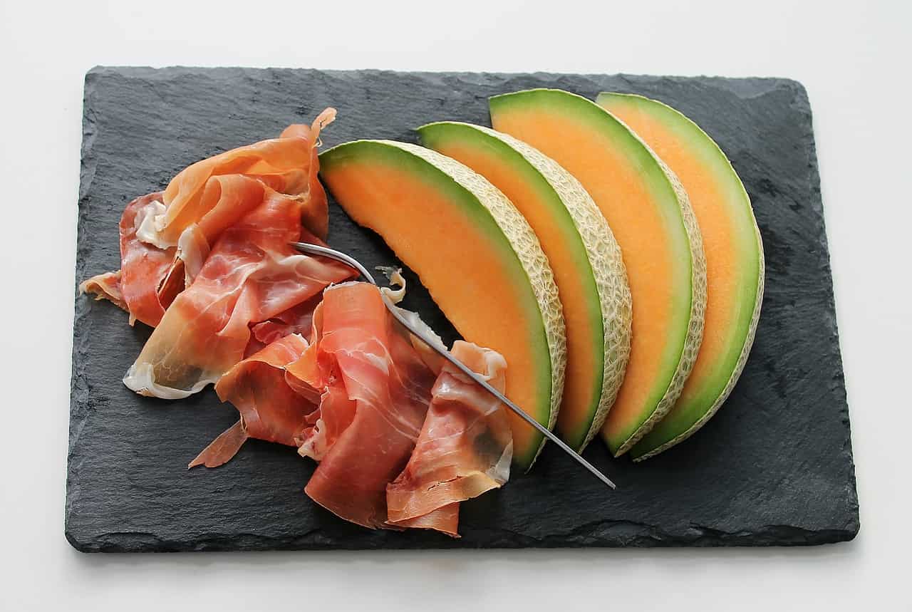 Rischi per la salute mangiando prosciutto e melone, sarà vero? Ecco cosa devi sapere