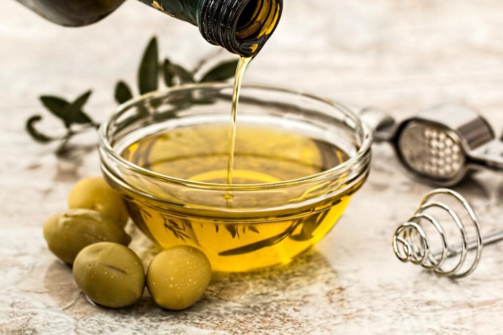 Olio di oliva e glicemia: benefici, proprietà curative e i 6 rimedi naturali Si sente parlare spesso di olio di oliva come del miglior condimento possibile. E’ un prodotto molto calorico: ogni 100 gr di olio introduciamo bene 884 calorie, per questo è bene usarlo con parsimonia. Apportiamo anche 100 gr di grassi, di cui 14 saturi, ma 0 colesterolo. L’olio di oliva è principalmente monoinsaturo, che rappresenta benefici aspetti per il nostro organismo. Meglio ancora se consumato crudo. L’olio è ricco di antiossidanti, in grado di combattere lo stess ossidativo e l’invecchiamento sia cellulare che cutaneo. L’olio di oliva è un prezioso alleato del cuore e del sistema circolatorio. Benefici dell’olio extra vergine di oliva L’olio è composto da acidi grassi quali oleico, linoleico e palmitico, in grado di contribuire all’accrescimento corporeo. L’olio di oliva contribuisce al processo di mielinizzazione del cervello, mantenendolo in salute e permettendo il corretto cambio di informazioni tra corpo e mente. Tra gli antiossidanti troviamo invece composti fenolici, clorofilla, vitamina E, fitosteroli. Questi ultimi svolgono un’azione antinfiammatoria e riparatoria, oltre a costituire uno dei principali elementi della pelle. L’olio partecipa anche alla formazione ossea ed è coadiuvante nella resistenza che il nostro corpo oppone alle infezioni. E’ in grado anche di ridurre il colesterolo cattivo lasciando inalterati i livelli di quello buono. Olio di oliva, rimedio naturale prezioso L’olio può essere impiegato anche come rimedio esterno: ecco alcuni rimedi naturali a base di olio di oliva. Ad esempio se avete unghie fragili, basterà spennellarle con olio di oliva ogni sera per una settimana, magari andando a dormire con i guanti per non sporcare e lasciando agire l’olio tutta la notte. In alternativa basteranno 15 minuti di posa per ottenere unghie forti, sane e che non si spezzano. Con l’olio è possibile fare anche una maschera viso, in grado di ridare turgore alla pelle e nutrirla in profondità. Stesso discorso vale per i capelli, ma meglio considerarlo una soluzione d’emergenza dato che sciacquarlo via potrebbe richiedere rimedi aggressivi che finirebbero con il vanificare i benefici apportati dall’olio. Olio è anche una buona base per degli esfolianti fai da te, aggiungendo a scelta granelli di zucchero, sale o caffè in base al risultato che si desidera ottenere e alla grana che si preferisce.