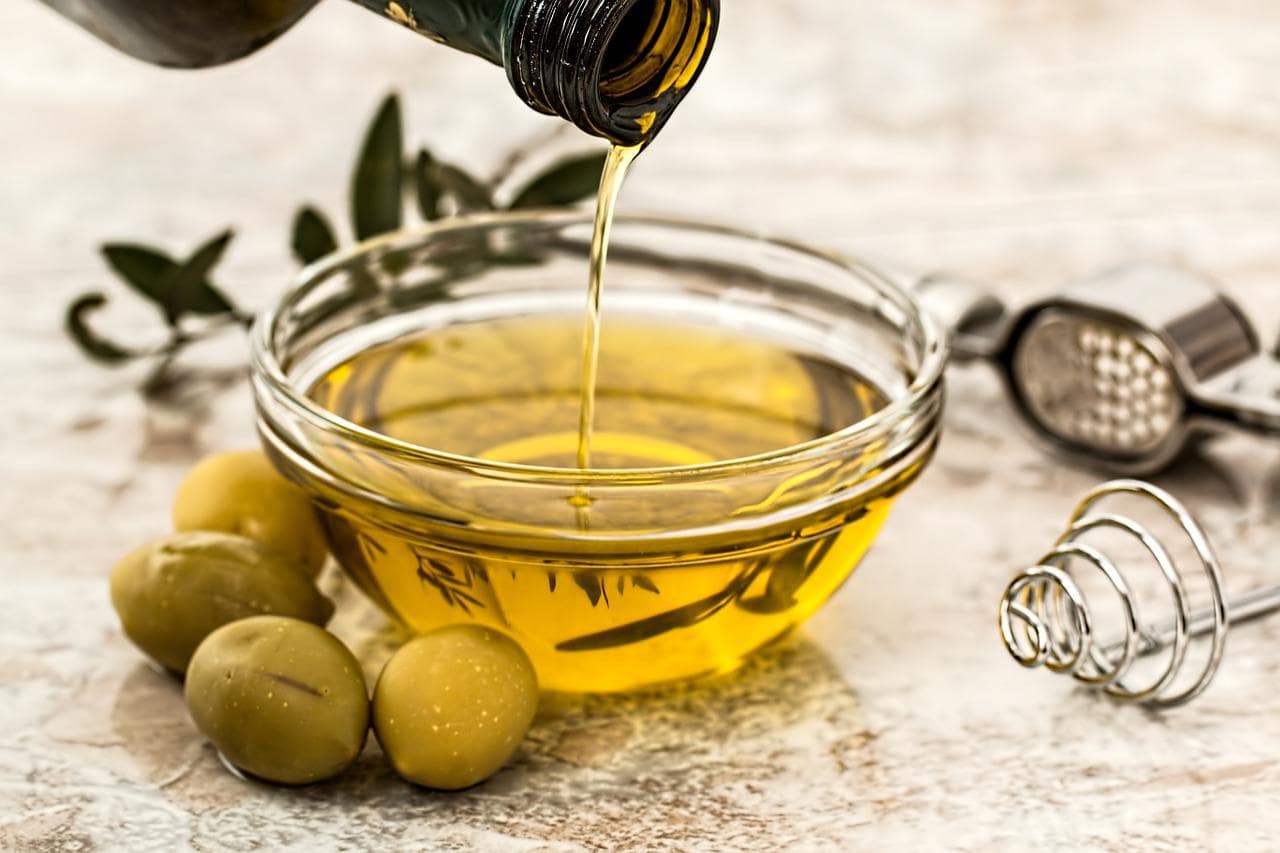 Olio di oliva e glicemia: benefici, proprietà curative e i 6 rimedi naturali Si sente parlare spesso di olio di oliva come del miglior condimento possibile. E’ un prodotto molto calorico: ogni 100 gr di olio introduciamo bene 884 calorie, per questo è bene usarlo con parsimonia. Apportiamo anche 100 gr di grassi, di cui 14 saturi, ma 0 colesterolo. L’olio di oliva è principalmente monoinsaturo, che rappresenta benefici aspetti per il nostro organismo. Meglio ancora se consumato crudo. L’olio è ricco di antiossidanti, in grado di combattere lo stess ossidativo e l’invecchiamento sia cellulare che cutaneo. L’olio di oliva è un prezioso alleato del cuore e del sistema circolatorio. Benefici dell’olio extra vergine di oliva L’olio è composto da acidi grassi quali oleico, linoleico e palmitico, in grado di contribuire all’accrescimento corporeo. L’olio di oliva contribuisce al processo di mielinizzazione del cervello, mantenendolo in salute e permettendo il corretto cambio di informazioni tra corpo e mente. Tra gli antiossidanti troviamo invece composti fenolici, clorofilla, vitamina E, fitosteroli. Questi ultimi svolgono un’azione antinfiammatoria e riparatoria, oltre a costituire uno dei principali elementi della pelle. L’olio partecipa anche alla formazione ossea ed è coadiuvante nella resistenza che il nostro corpo oppone alle infezioni. E’ in grado anche di ridurre il colesterolo cattivo lasciando inalterati i livelli di quello buono. Olio di oliva, rimedio naturale prezioso L’olio può essere impiegato anche come rimedio esterno: ecco alcuni rimedi naturali a base di olio di oliva. Ad esempio se avete unghie fragili, basterà spennellarle con olio di oliva ogni sera per una settimana, magari andando a dormire con i guanti per non sporcare e lasciando agire l’olio tutta la notte. In alternativa basteranno 15 minuti di posa per ottenere unghie forti, sane e che non si spezzano. Con l’olio è possibile fare anche una maschera viso, in grado di ridare turgore alla pelle e nutrirla in profondità. Stesso discorso vale per i capelli, ma meglio considerarlo una soluzione d’emergenza dato che sciacquarlo via potrebbe richiedere rimedi aggressivi che finirebbero con il vanificare i benefici apportati dall’olio. Olio è anche una buona base per degli esfolianti fai da te, aggiungendo a scelta granelli di zucchero, sale o caffè in base al risultato che si desidera ottenere e alla grana che si preferisce.