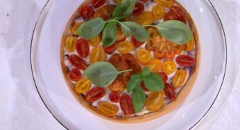 “É sempre mezzogiorno”: torta salata con cipolle ai tre pomodori di Antonio Paolino