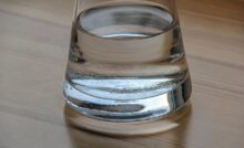 Assumere due bicchieri d'acqua prima di coricarsi influenza cuore, cervello e livelli di zucchero nel sangue.