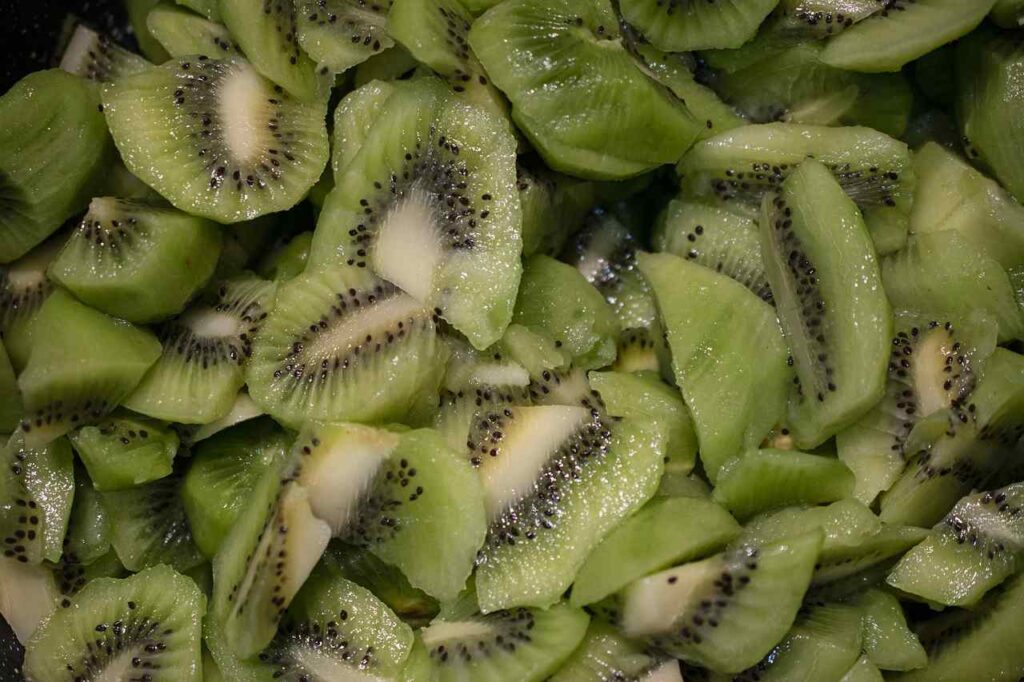 kiwi tagliati e puliti pronti per essere mangiati