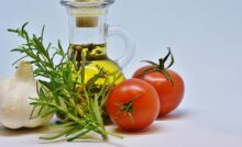 Assumere olio a stomaco vuoto: benefici per cuore, pelle, colesterolo, metabolismo zuccheri e miglioramento della digestione mattutina.