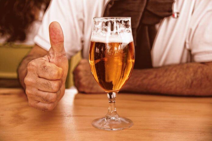 Bere birra tutti i giorni fa bene o fa male al colesterolo? Ecco l’incredibile verità