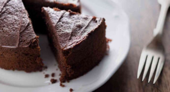 Scopri la torta al cioccolato leggera: senza uova, burro e latte, solo 170 kcal e irresistibile!