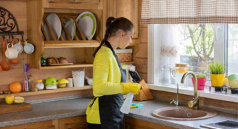 Scopri come eliminare le macchie ostinate dalle ante dei tuoi mobili in legno della cucina! Il segreto per un risultato impeccabile ti sorprenderà!