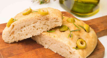 Focaccia alle olive: un finger food irresistibile per sorprendere gli ospiti prima della cena di Natale!