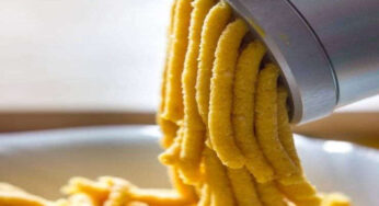 Scopri la ricetta segreta delle nonne bolognesi: Passatelli in brodo, un must per il tuo Natale!