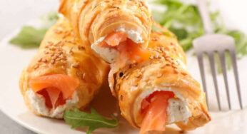 Semplicemente irresistibili: prepara dei deliziosi cannolini di salmone con un rotolo di pasta sfoglia e una crema spalmabile!