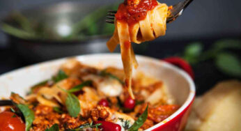 Sorprendi a Natale con le irresistibili tagliatelle alla bolognese al forno! Scopri la ricetta che conquisterà tutti!