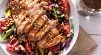 Scopri come trasformare la frutta secca in un’insalata di pollo light irresistibile!